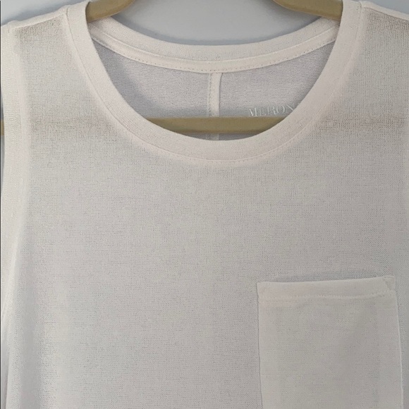 White top - Picture 2 of 3